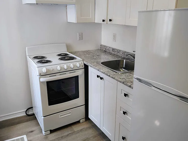 494 Somerset St — Photo 7