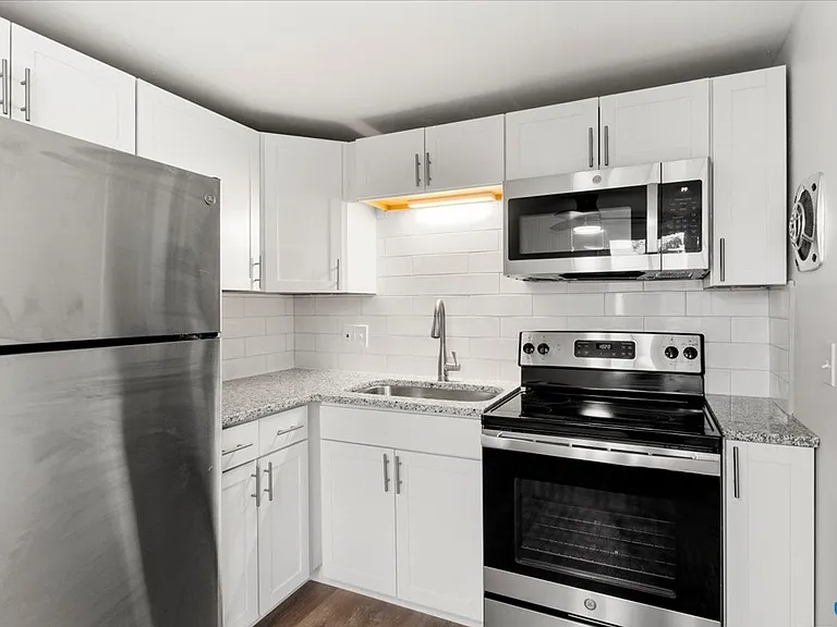Burke Crest Apartments — Photo 40