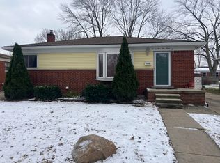 21442 Arrowhead St, Saint Clair Shores, MI 48082