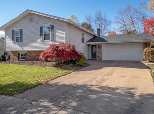 519 Charoak Dr, Ballwin, MO 63021