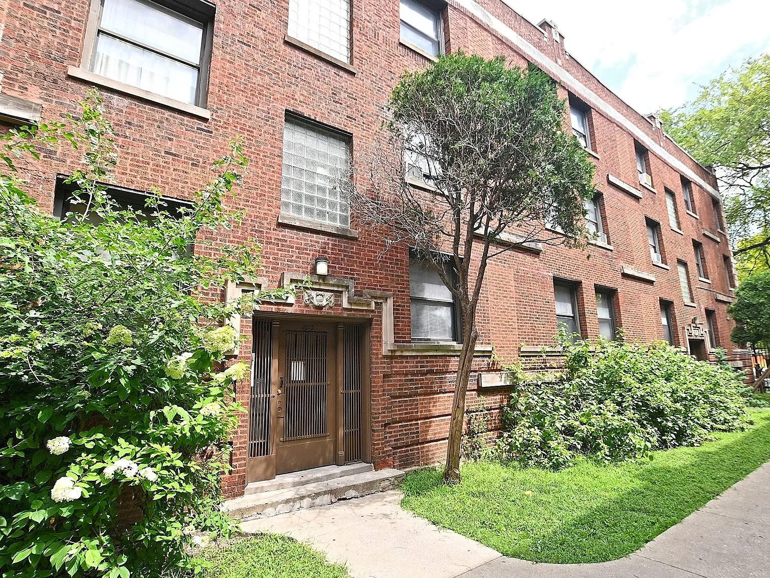 4240-48 Michigan — Photo 1