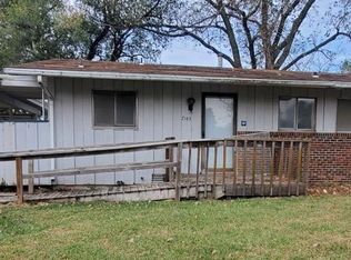 7143 SW Glencrest Dr, Topeka, KS 66619