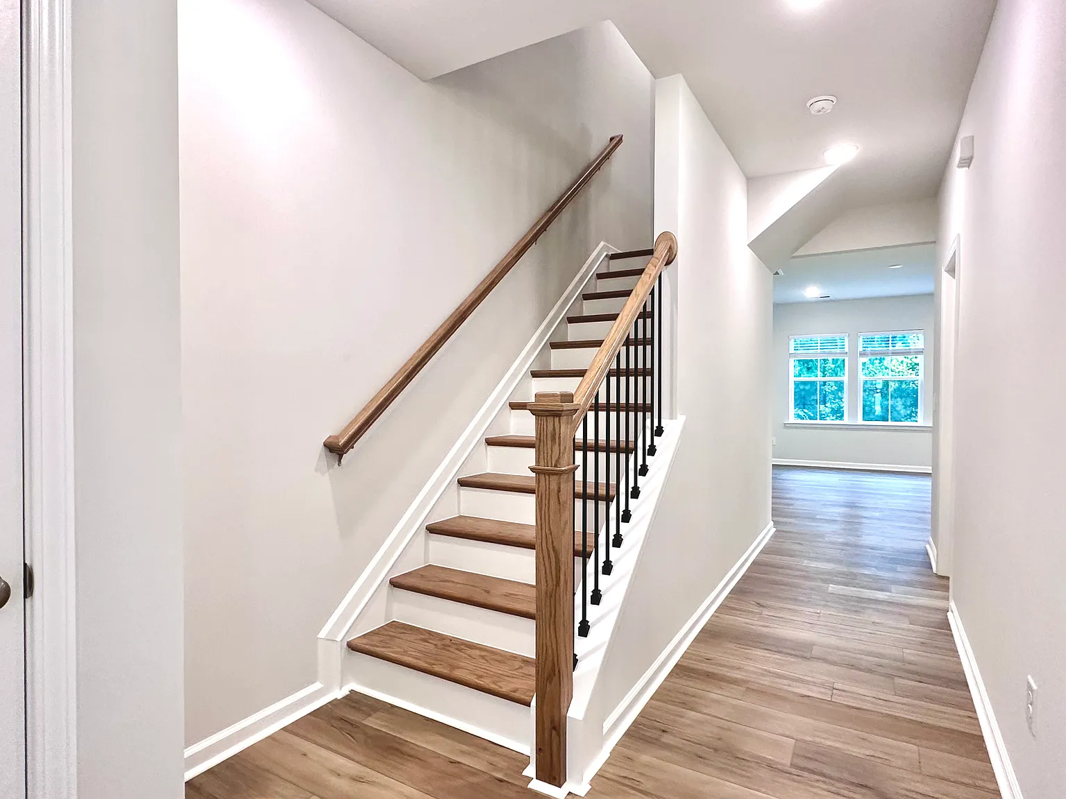 3 bed, 1872 sqft, $2,100 — Photo 2