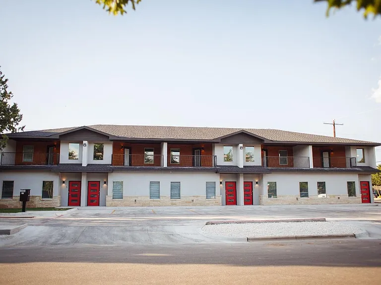 Stunning 4 Bedroom Near Tech — Photo 41
