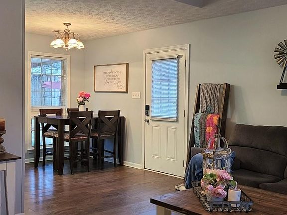 4th image of 830 Joan Ln