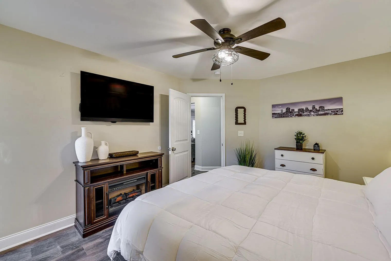 3 bed, 2.0 bath, 1442 sqft, $4,205 — Photo 4