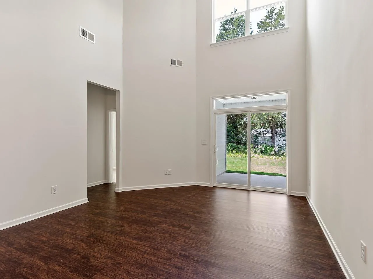 3 bed, 2.5 bath, 2100 sqft, $2,300 — Photo 2
