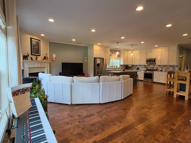 3120 Mayflower Ln — Photo 3