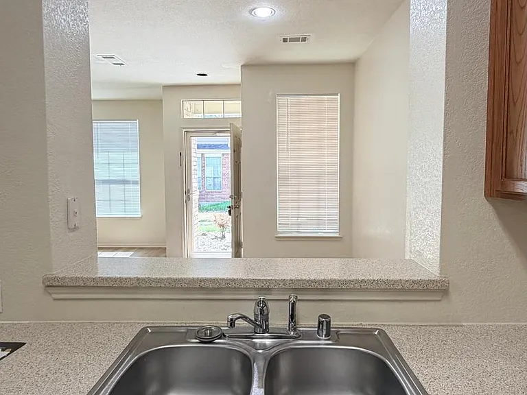 2205 Stoneleigh Pl — Photo 16