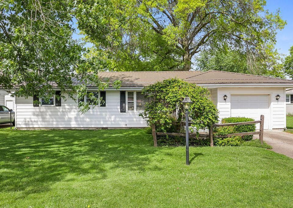 1st image of 701 Oak Dr