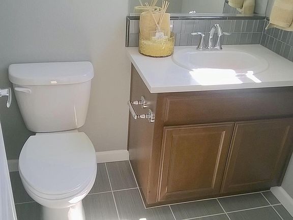 2nd Master Bedroom en suite bathroom.