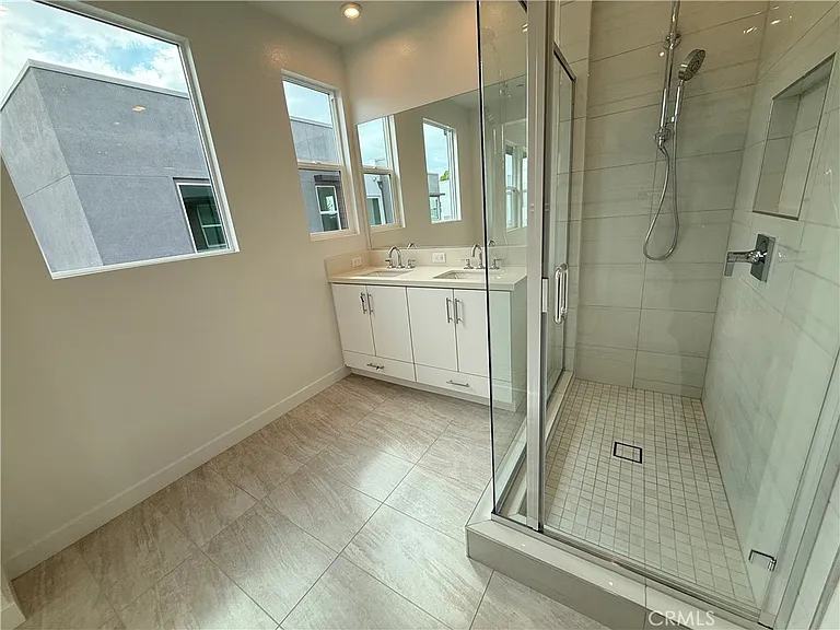 693 S Lyon St — Photo 18