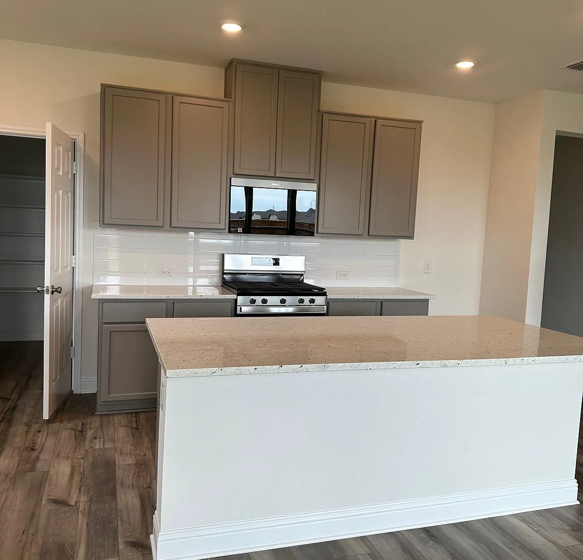 3 bed, 1610 sqft, $2,295 — Photo 2