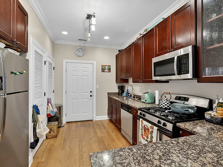 Hinman Court Condos — Photo 28