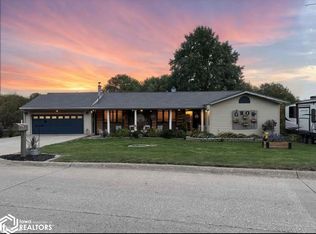 1007 W Spring St, Sigourney, IA 52591
