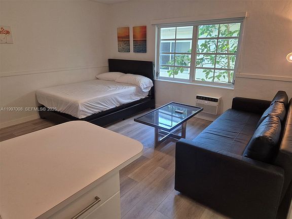 3rd image of 1021 Euclid Ave APT 10