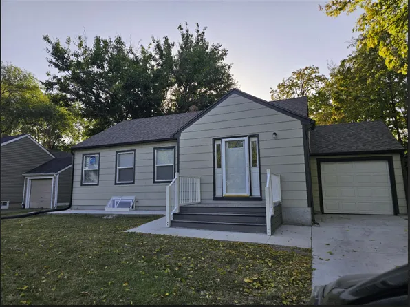 951 N Edgemoor Dr, Wichita, KS 67208