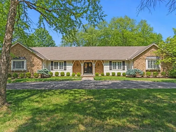 9124 Catalina St, Prairie Village, KS 66207