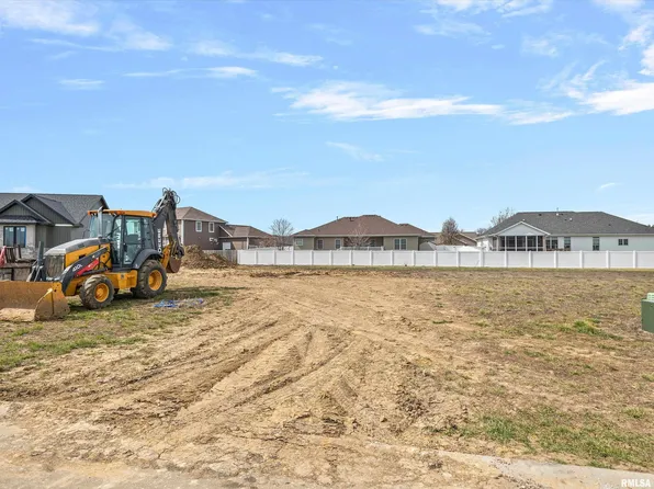 417 Sundown Ln, Chatham, IL 62629