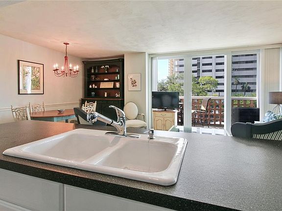 4th image of 4015 Bayshore Blvd APT 3F