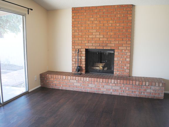 4th image of 2121 N Villas Ln