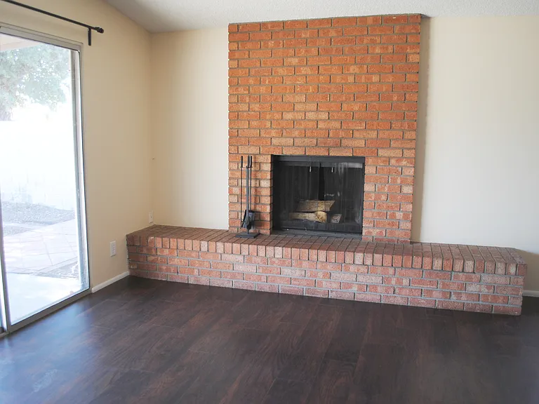2121 N Villas Ln — Photo 4