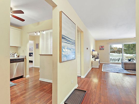 3rd image of 909 E Kenilworth Ave Unit 103