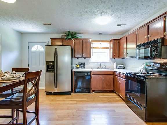 4th image of 647 Meadowview Dr