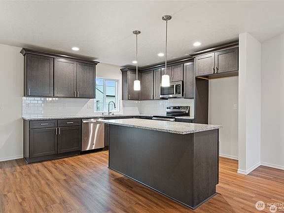 5th image of 596 Karen Avenue