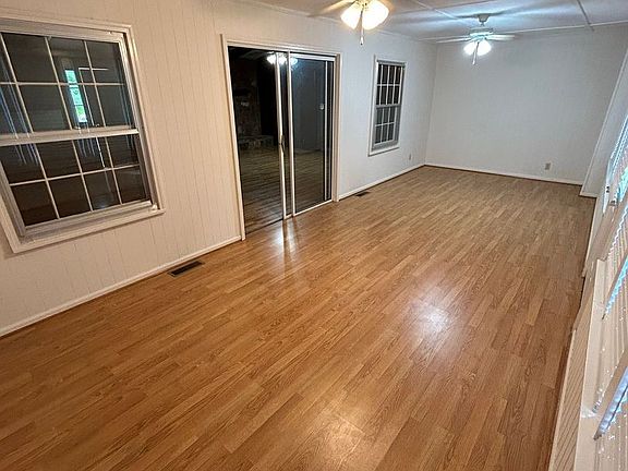 4th image of 1609 Oak Grove Rd