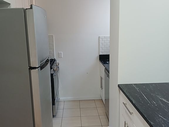 4th image of 2420 41st St APT 2R