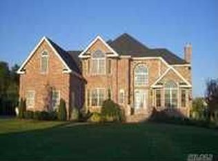 5 Nadia Ct, Smithtown, NY 11787