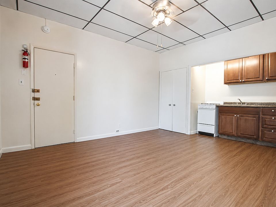 2nd image of 2035 Chestnut St #302