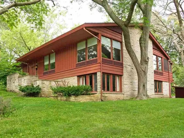 2200 Sinnissippi Ln, Janesville, WI 53548
