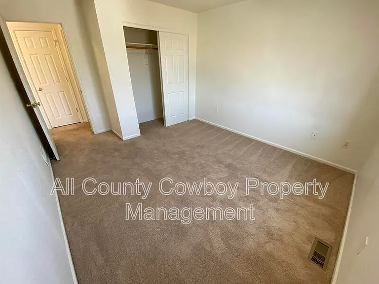 710 W 2nd St — Photo 8