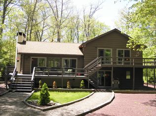 138 Yacht Club Dr, Greentown, PA 18426