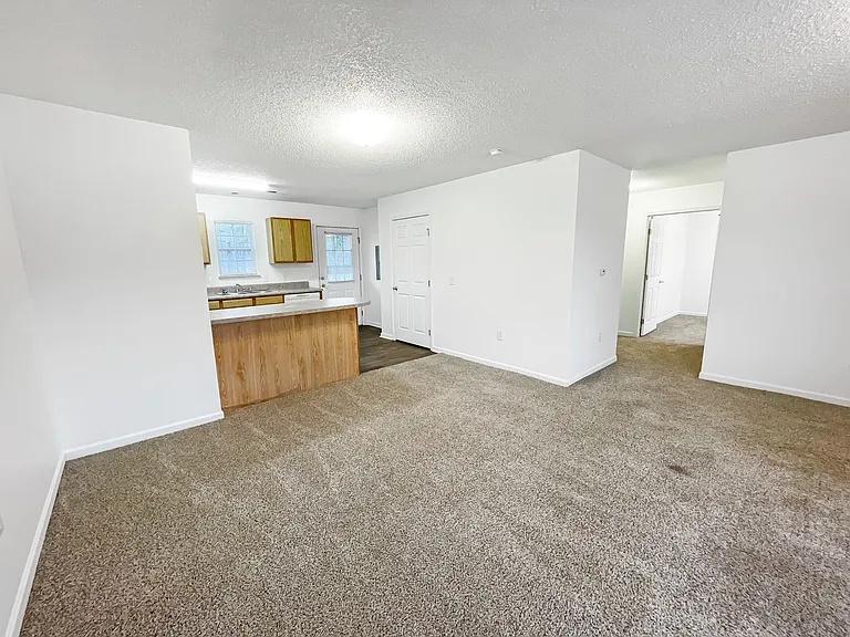 Amesbury Apartments — Photo 17