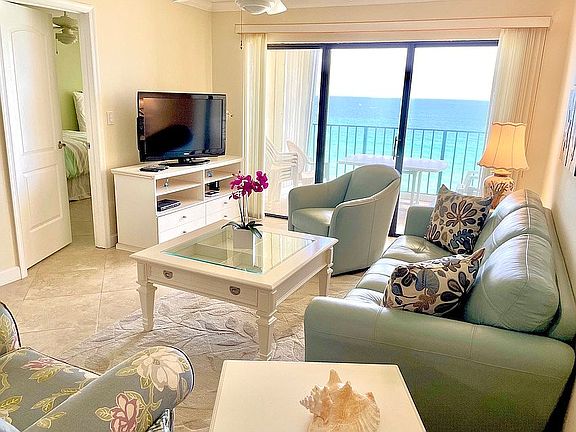 Living room (photo 1)