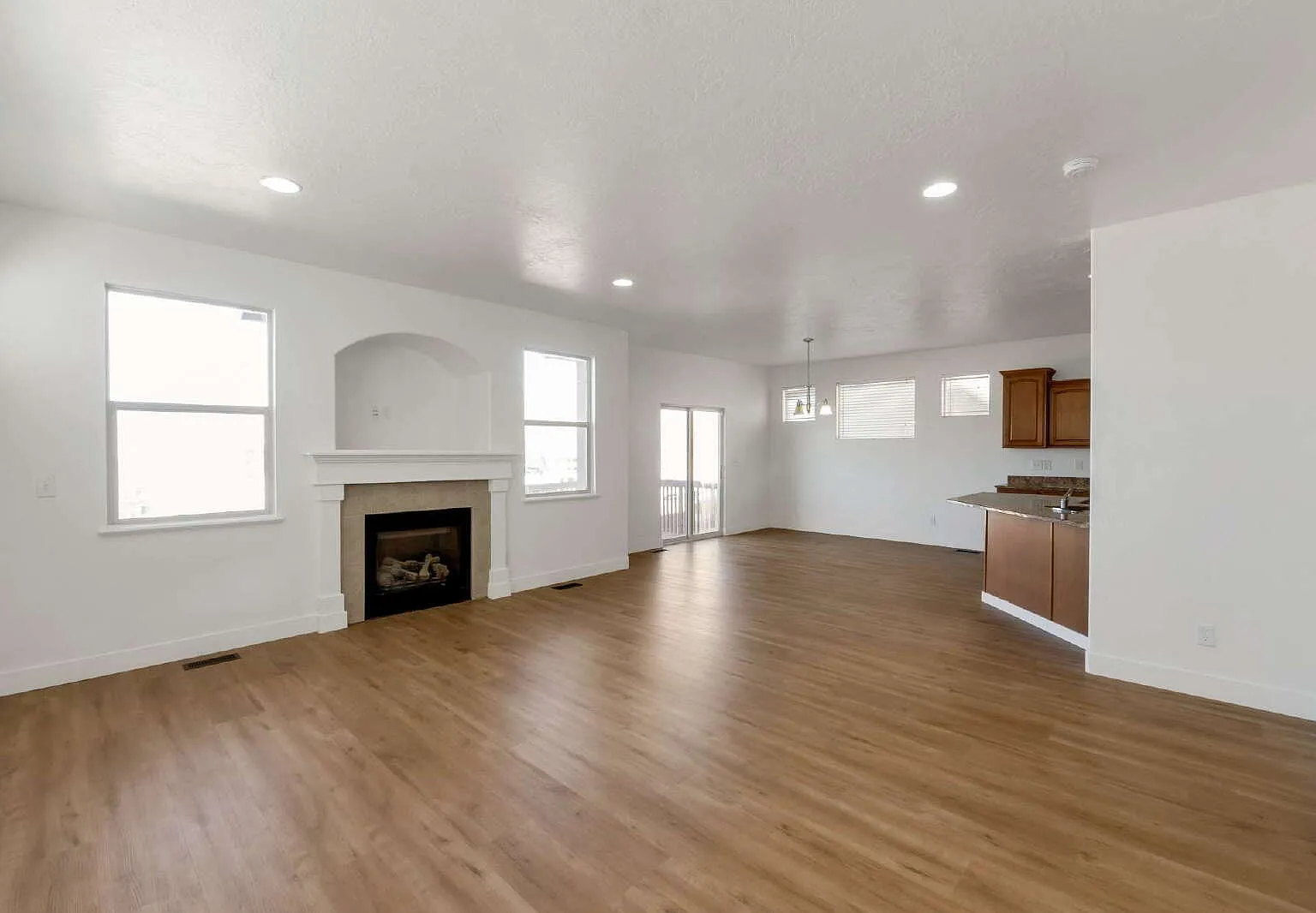 3 bed, 2.5 bath, 3441 sqft, $2,500 — Photo 4