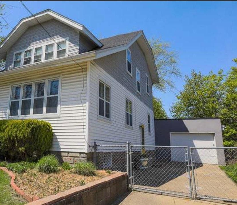 The rental includes a one-stall cinderblock garage and off-street parking in the driveway. The side yard features a fenced-in area the with beautiful vines adorning the fence. A large galvanized planter is the perfect place for flowers and/or herbs. Pr