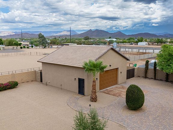 4th image of 806 W Desert Ranch Rd