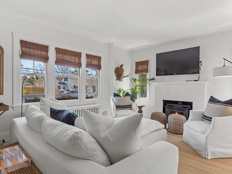 193 Coggeshall Ave — Photo 3