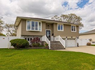 109 N Jefferson Ave, Lindenhurst, NY 11757