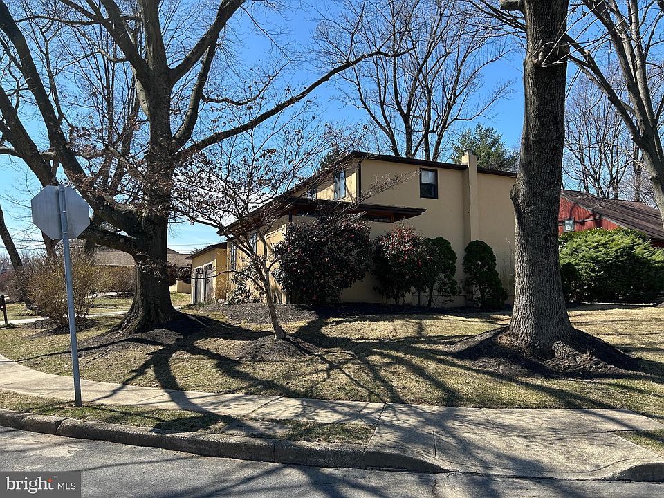 2nd image of 916 Clyde Ln
