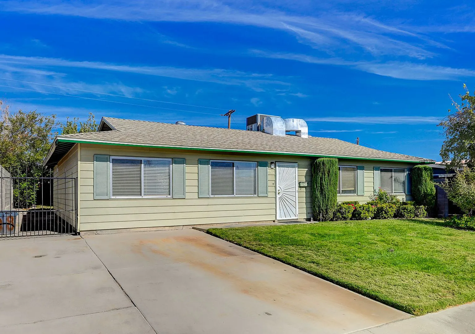 Great 4 bedroom 2 bathroom home in West Las Vegas! — Photo 2