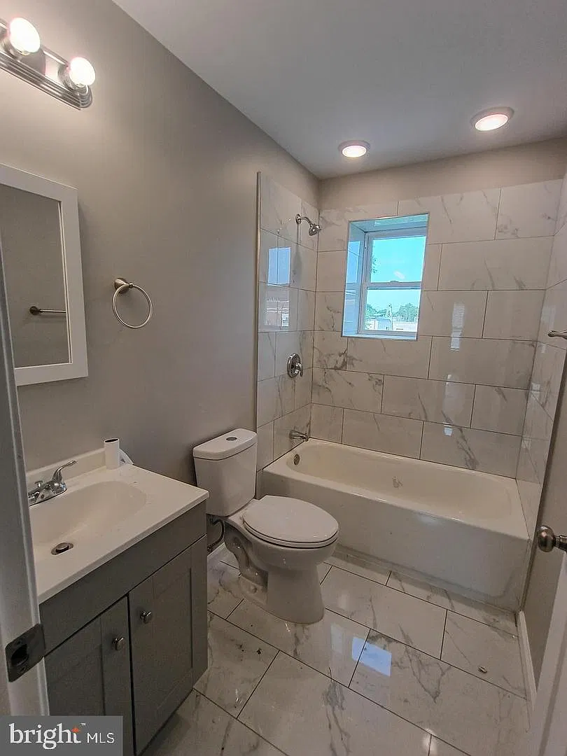 2 bed, 1.0 bath, 896 sqft, $1,400 — Photo 3