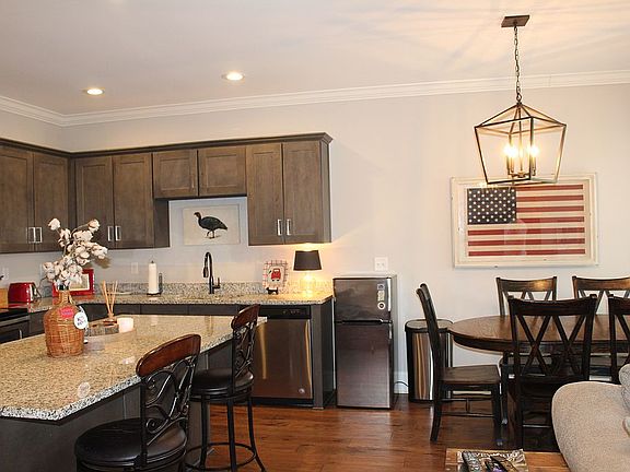 4th image of 102 Farm View Dr #204