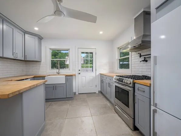 152 Church Ln, Riverhead, NY 11901