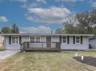 518 Valley Dr, Lansing, KS 66043