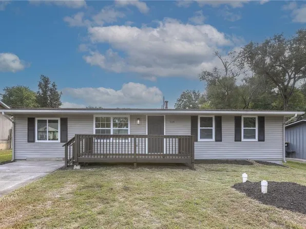 518 Valley Dr, Lansing, KS 66043